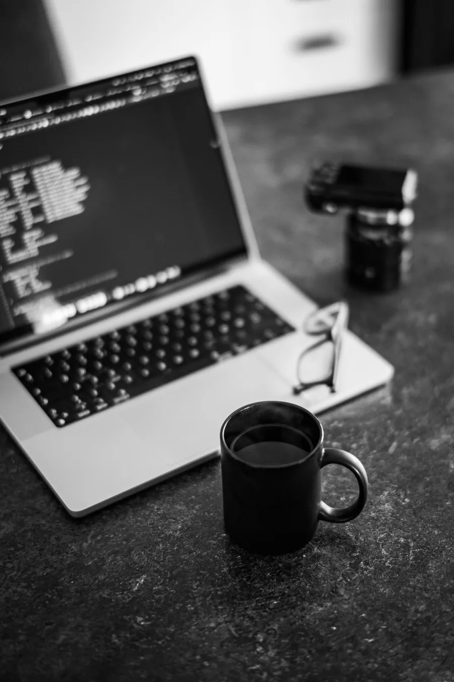 Notebook com código aberto sobre a mesa de trabalho